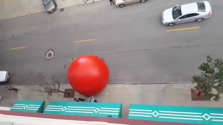 250 ֆունտանոց  RedBall Art Project-ը  քամուց տեղահան էր եղել և ազատ գլորվում էր Օհայոյի փողոցներով