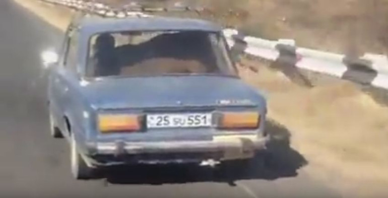 Քաղաքացին կովին տեղափոխում է մեքենայով