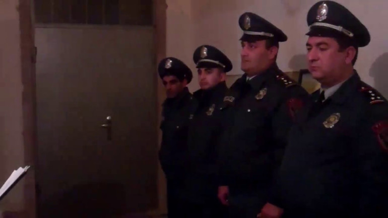 Երբ տանտերը քնով էր անցել, հյուրը վերցրել էր ձեռքն ընկածը և դուրս եկել