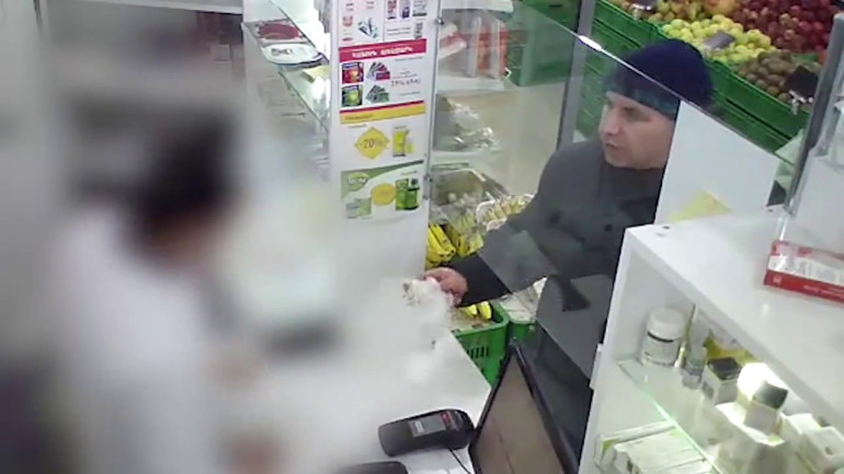 Գնումներ՝ կեղծ թղթադրամով. տեսանկարահանող սարքն արձանագրել է