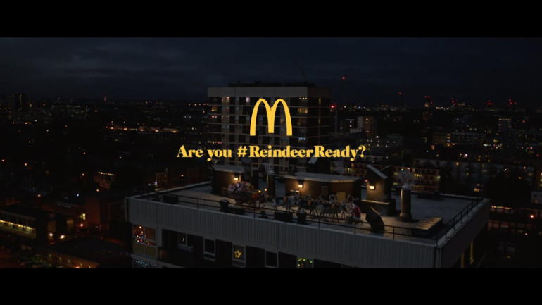McDonalds выпустили новогодний ролик. В нем олененок Рудольф проголодался, а Санта накормил его морковью
