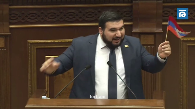 Վահագն Ալեքսանյանը հեռացրեց ընդդիմության տեղադրած Արցախի դրոշը