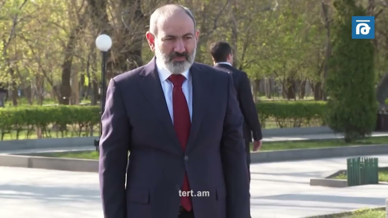 Փաշինյանը հարգանքի տուրք է մատուցել Կարեն Դեմիրճյանի հիշատակին