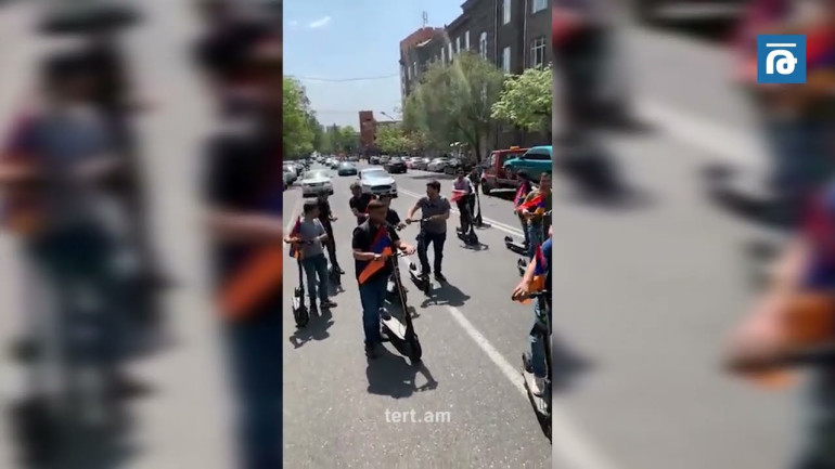 «Սամոկատներով» ակցիա Երևանում․ «Միացեք հանուն Արցախի պայքարին»
