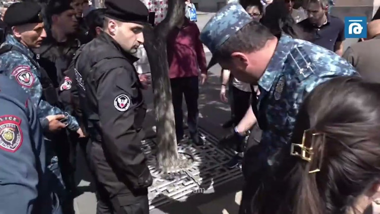 Ոստիկանությունը Հրապարակից ցուցարաներին բերման է ենթարկում