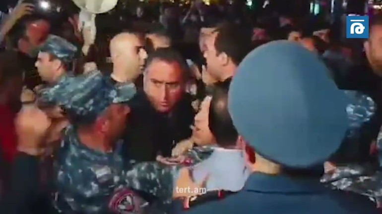 Ընդհարում` ոստիկանության ու ցուցարարների միջև
