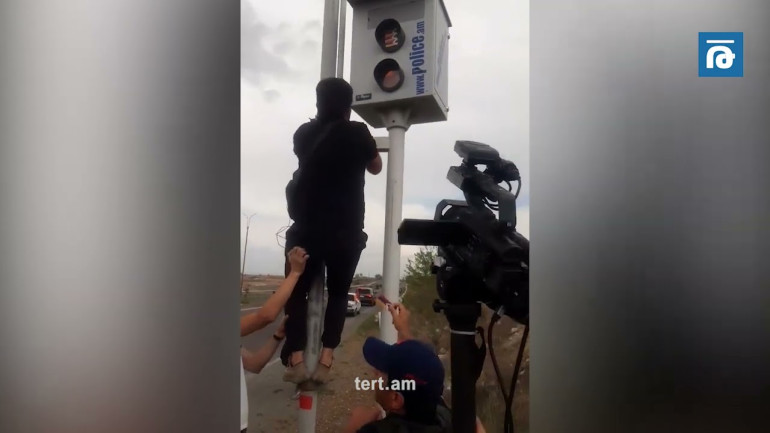 Քայլերթի մասնակիցը Արցախի դրոշը փակցրեց արագաչափի վրա