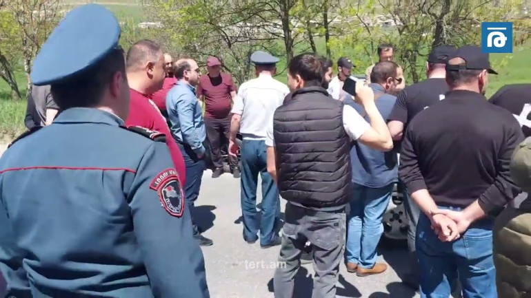 Սպիտակում քաղաքացիները փակել են Սպիտակ-Երևան ճանապարհը Փաշինյանի հրաժարականի պահանջով