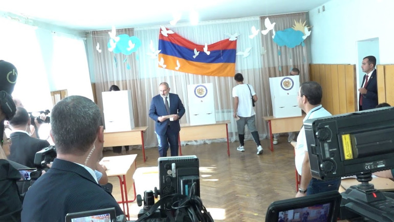 Նիկոլ Փաշինյանն ու Աննա Հակոբյանը մասնակցեցին Երևանի ավագանու ընտրությունների քվեարկությանը