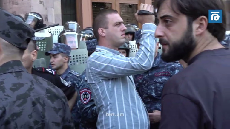 Քաշքշուկ՝ ոստիկանների և ցուցարարների միջև