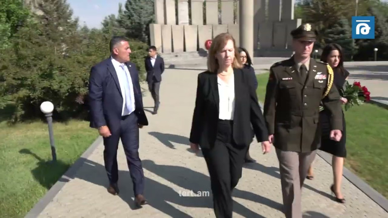 ԱՄՆ դեսպանն այցելել է «Եռաբլուր»