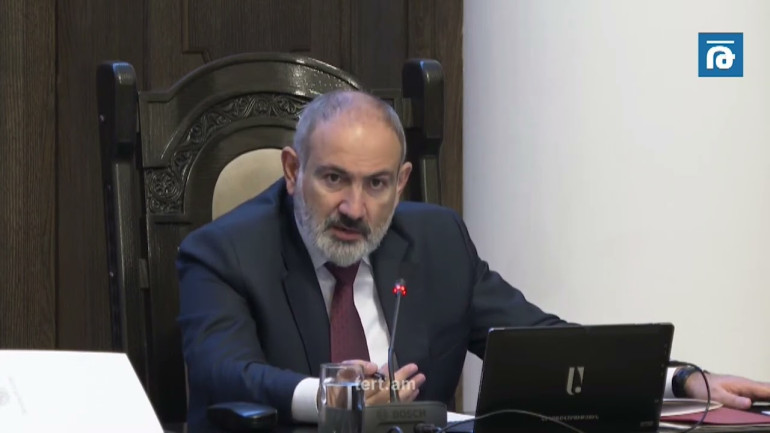 Կարող է տարիքով մարդ է, տեսողության հետ խնդիր ունի, 1,000 դրամը 10,000-ից դժվար է տարբերում, բոլորին բանկային քարտերով փոխանցեք 100,000 դրամները․ Փաշինյան