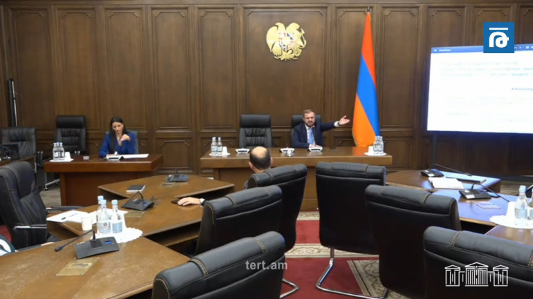 Հիստերիկ, լկտի, բժիշկ կանչեք, մարդա վատացել. թեժ լեզվակռիվ՝ պատգամավորների միջև