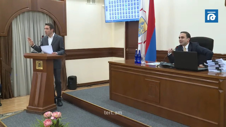 Սա մոնոներկայացում չէ, սա ավագանու նիստ է. Ավինյանն ու Մարությանը բանավիճեցին