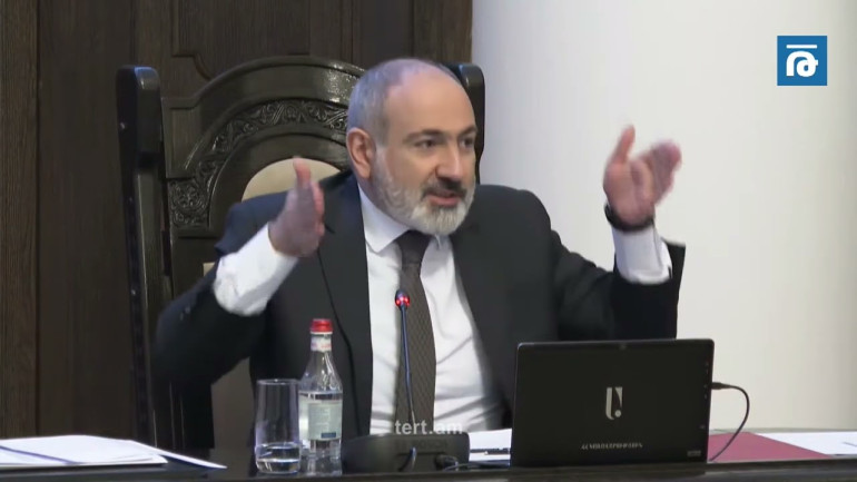Գնում կախիչին ձեռք ես տալիս, ընկնում է, էլ չեմ ասում, որ զուգարաններում թափանցիկ ապակի է դրված. Փաշինյանը՝ դպրոցներում իրականացվող ծրագրերի մասին