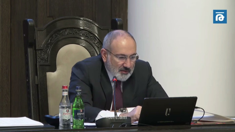 «Закон подлости», վճռական պահին երկար տողեր եկան․ Փաշինյանը ընթերցում է Մարտունիում արված ծրագրերը