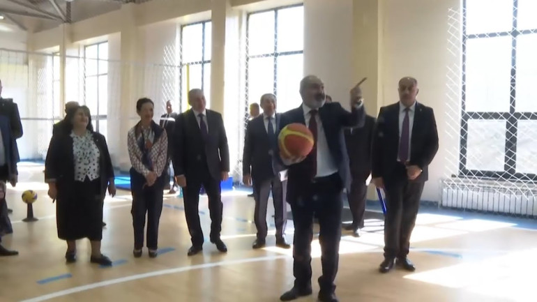 Փաշինյանը փորձեց բասկետբոլ խաղալ, խոսեց կախիչների մասին․ նա Մեդովկայի նորակառույց դպրոցում էր