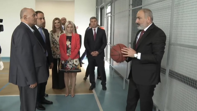 Երեխաները նստելու տեղ չունե՞ն. Փաշինյանն Էջմիածնում դպրոցի մարզասրահ է այցելել