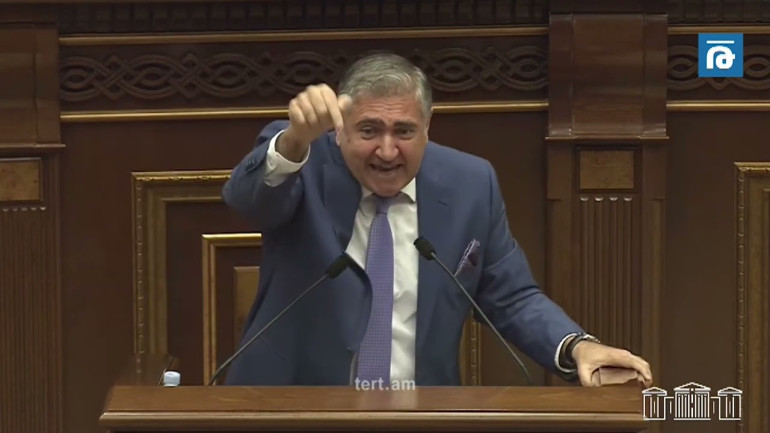 Սխալ եք հասկացել Օրուելի վեպը, դուք փորձում եք մարդկանց ուղեղը «լվանալ»․ Խաչատրյանն՝ իշխանությանը