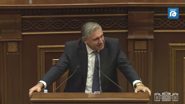 Մի քաղաքական ուժ, որը պադավատներին դեմ էր, պադավատների վրա նույնքան գումար է ծախսել, որքան պարտք է վերցրել Գյումրու համար. Արթուր Խաչատրյան