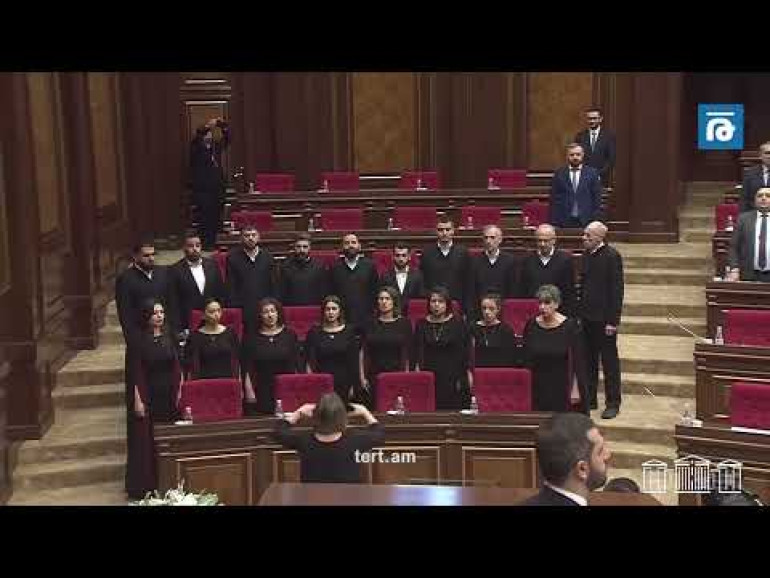 ԱԺ հերթական նստաշրջանը սկսվեց երգչախմբի կողմից ՀՀ օրհներգի կատարմամբ և Մհեր Սահակյանի հիշատակը մեկ րոպե լռությամբ հարգելով