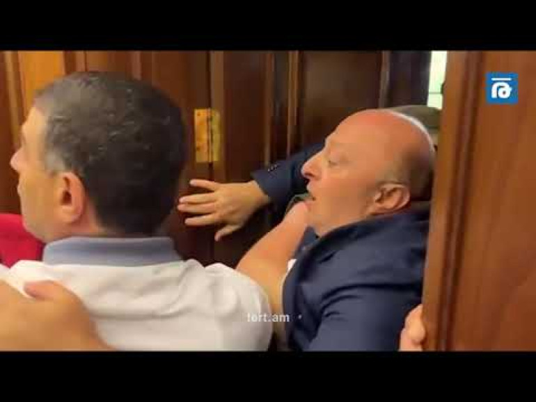 «Էդ ո՞ւմ ես ասում, վիզդ կպոկեմ», «Այ տղա, դու ո՞վ ես, որ իմ վիզը պոկես». դրվագ՝ ԱԺ ծեծկռտուքից