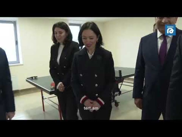 «Պուֆիկներն» էլ են լավը, իսկ դարպասները դաշտի համար փոքր չե՞ն․ Փաշինյանը՝ Փարաքարի դպրոցում